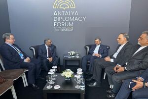 دبیرکل سازمان  D۸ با معاون وزیر امور خارجه ایران در حاشیه مجمع آنتالیا در دیدار کرد