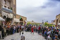 نوجوانان اصفهانی در 4 گوشه میدان نقش جهان نقالی می کنند