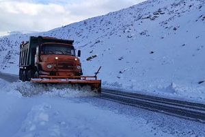 استمرار فعالیت سامانه بارشی در بخش‌هایی از کشور/ استقرار راهداران در محورهای برف‌گیر