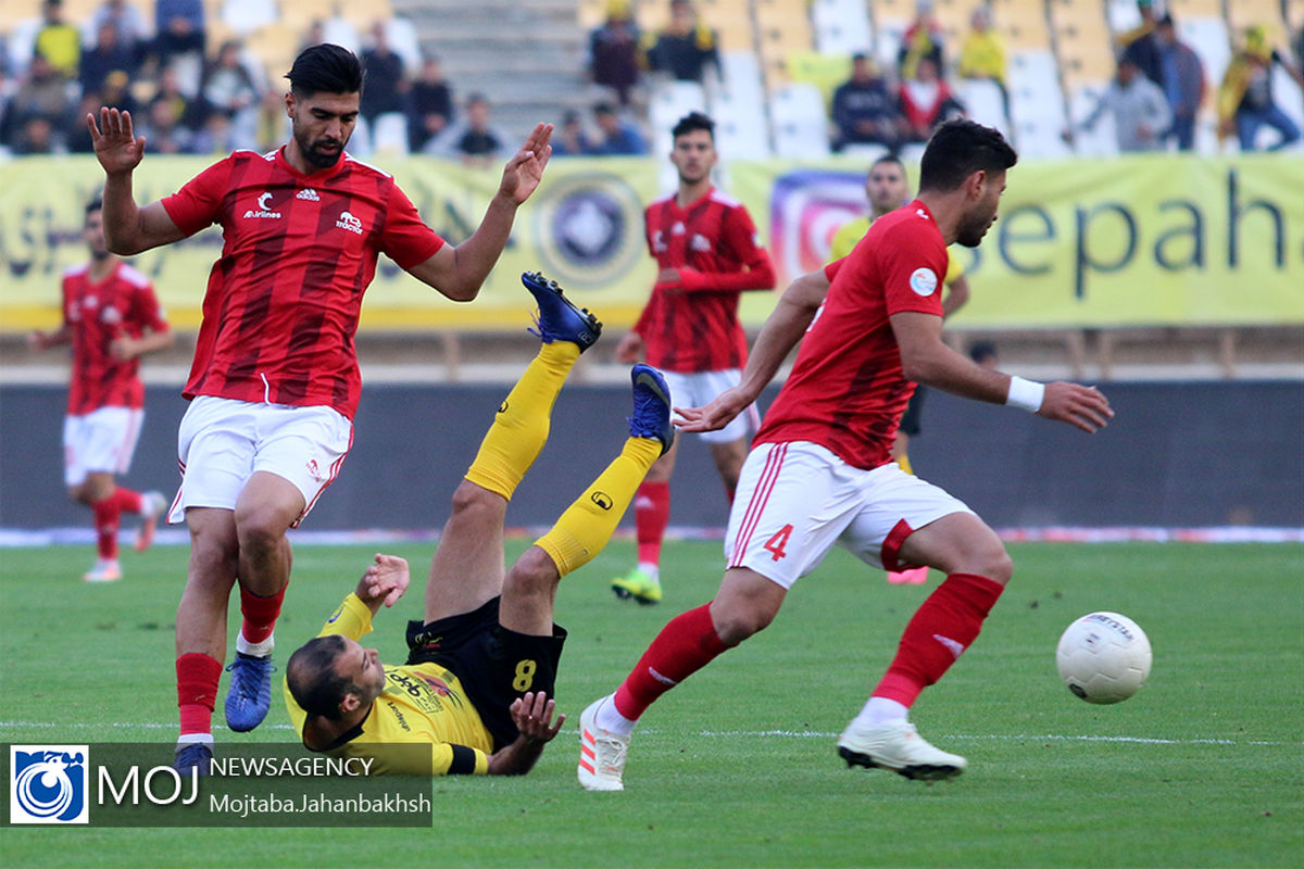 دیدار تیم های فوتبال سپاهان و تراکتور سازی