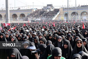 تصاویر هوایی از حضور باشکوه و گسترده مردم و اقامه نماز بر پیکر مطهر رهبر شهید انقلاب و خانواده ایشان + فیلم