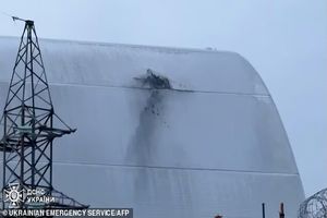 روی سپر محافظ سایت هسته ای چرنوبیل شکاف برداشته است