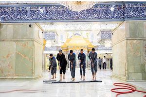 شستشوی صحن مطهر حرم امام حسین (ع) پس از پایان مراسم عاشورا + فیلم