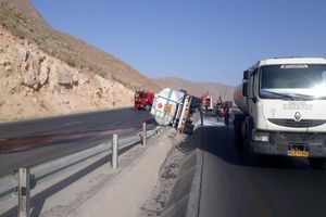 واژگونی تانکر سوخت در محور اصفهان - شهرکرد /
مسدود شدن محور تا اطلاع ثانوی