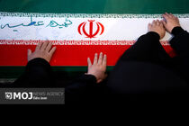 حرکت ماشین‌های حامل پیکر مطهر فرماندهان شهید جنگ رمضان در میان انبوه جمعیت + فیلم