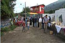 کوچه های روستا به رنگ هنر دستان روستاییان 