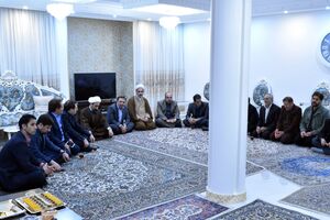 استاندار لرستان در راس هیاتی در منزل استاد فقید ایرج کاظمی حاضر شد