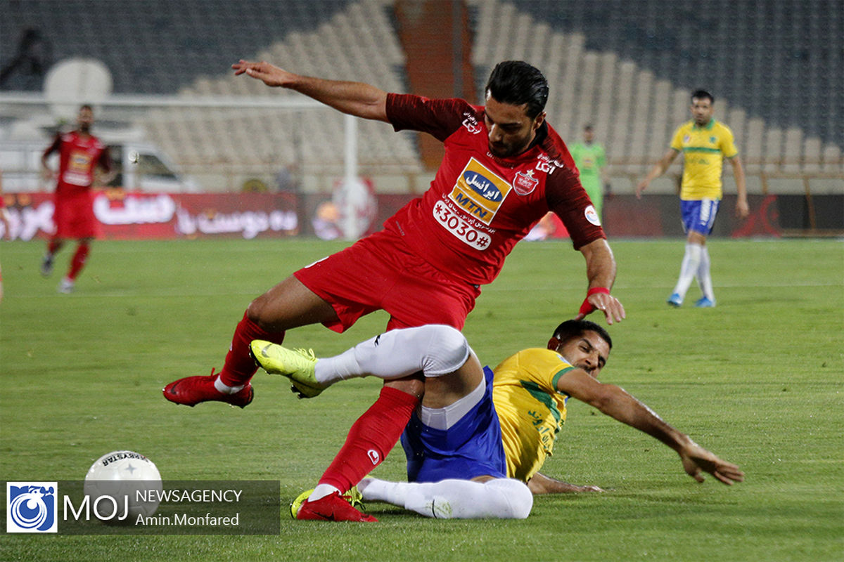 دیدار تیم های فوتبال پرسپولیس و صنعت نفت آبادان