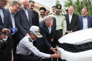 پلاک‌گذاری نخستین خودروی وارداتی در منطقه آزاد قصرشیرین