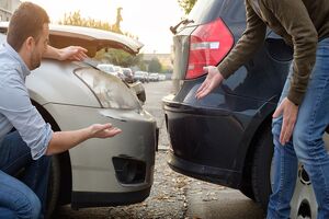 نحوه تعیین مقصر و پرداخت خسارت تصادف 50 50