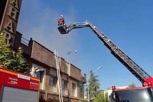 یک ساختمان قدیمی در خیابان سعدی طعمه حریق شد