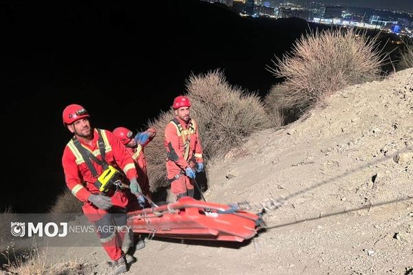 سقوط جوان ۱۸ ساله به دره در جاده ورزش / نجات معجزه‌آسای مصدوم توسط آتش‌نشانان+ تصاویر
