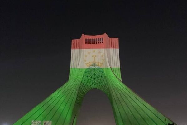 "خط وطن" در برج آزادی؛ روایت هنری ایران با قلم و احساس