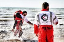 نجات پدر و دختر مشهدی در دریای خزر