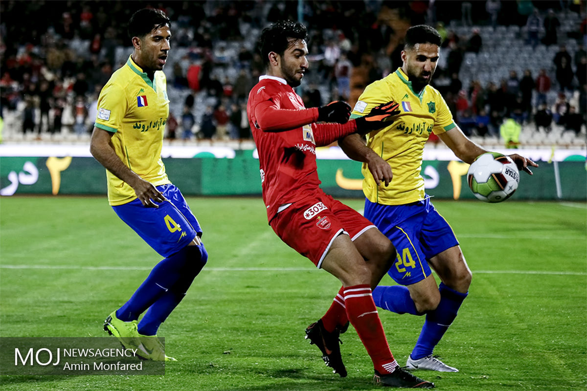 دیدار تیم های فوتبال پرسپولیس و صنعت نفت آبادان