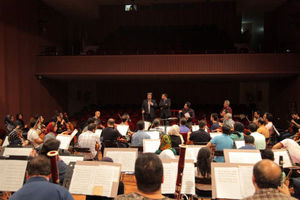 نوازندگان ارکستر سمفونیک قرارداد می‌بندند