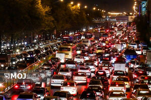 هم اکنون در اکثر خیابان‌های تهران ترافیک پرحجم و سنگین است