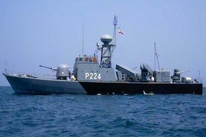 اهتزاز پرچم سه رنگ ایران بر عرشه ناوشکن سهند