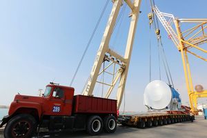 تخلیه دو محموله فوق سنگین در بندر شهید رجایی