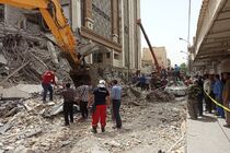 وزیر کشور و معاون رئیس جمهور به منظور برسی حادثه متروپل آبادان در محل حادثه حضور یافتند