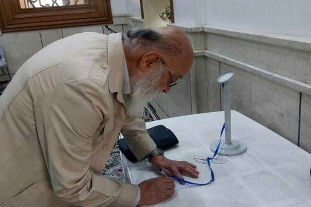 مهدی چمران رای خود را به صندوق انتخابات انداخت