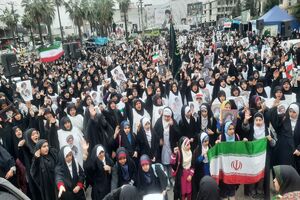 بانوان آملی در میدان ۱۷ شهریور کفن پوش شدند