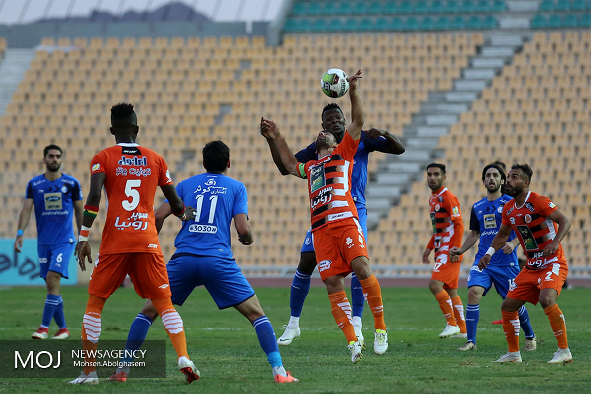 دیدار تیم های فوتبال سایپا و استقلال تهران