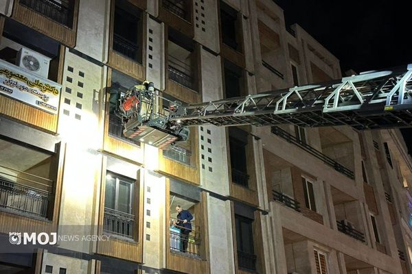 آتش‌سوزی در ساختمان اداری پنج‌طبقه در بزرگراه ستاری مهار شد+ فیلم و تصاویر