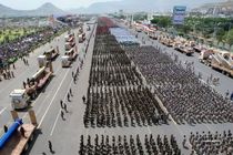 رژه نیروهای مسلح در مراسم تشییع پیکرهای شهدای دولت یمن + فیلم