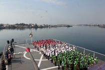 اجرای سرود 40 هزار نفری بر عرشه ناو لارک  