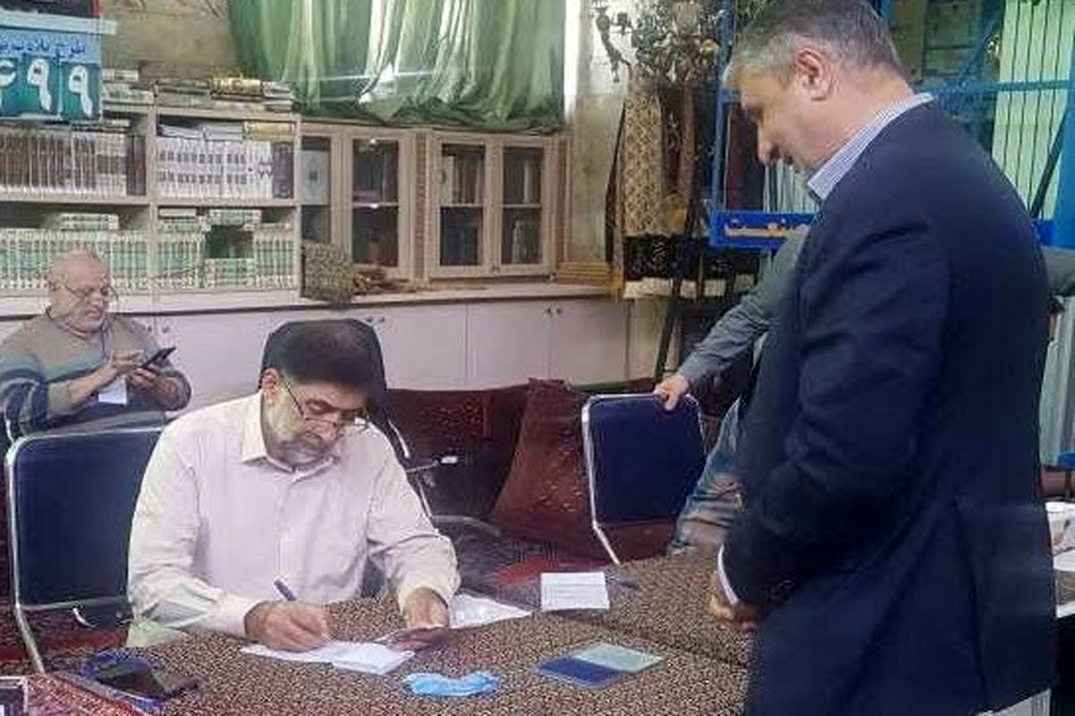 محمد اسلامی رای خود را به صندوق انتخابات انداخت