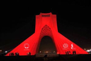 آزادی سرخ‌پوش شد