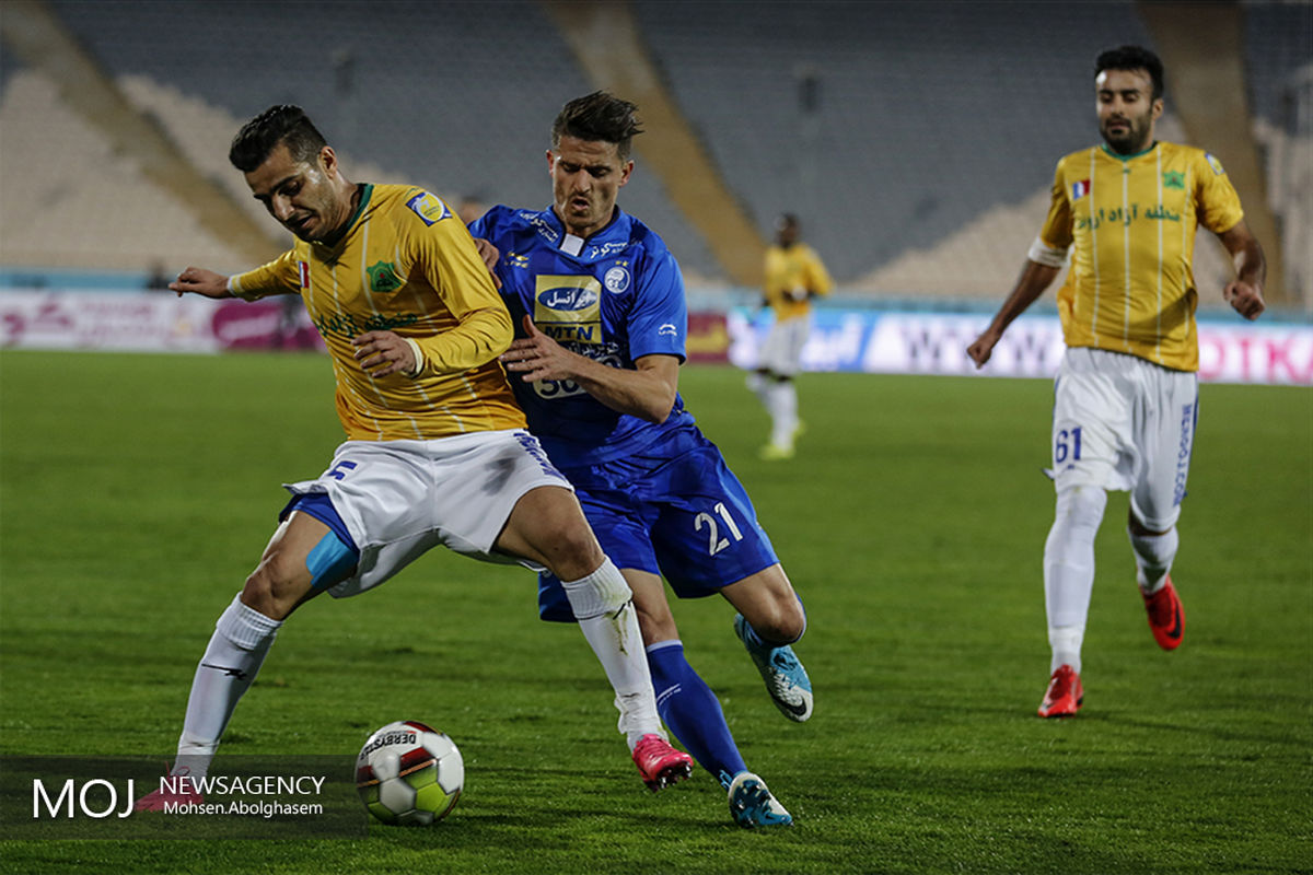 دیدار تیم های فوتبال استقلال تهران و صنعت نفت آبادان