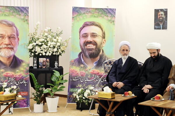 آیت‌الله اعرافی با خانواده شهید علی لاریجانی دیدار کرد