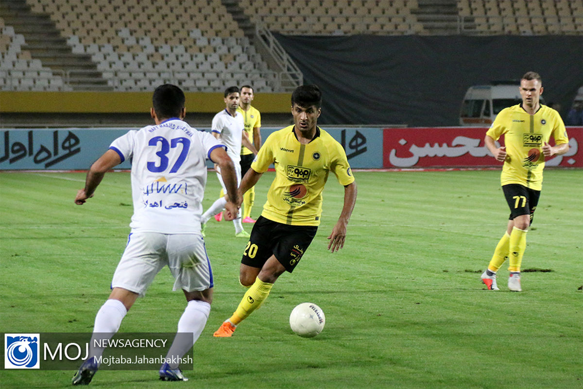 دیدار تیم های فوتبال سپاهان و صنعت نفت آبادان