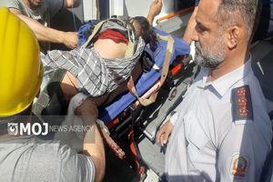 سقوط هولناک یک کارگر سبب فرو رفتن میله کرد در بدن وی شد+ فیلم و تصاویر