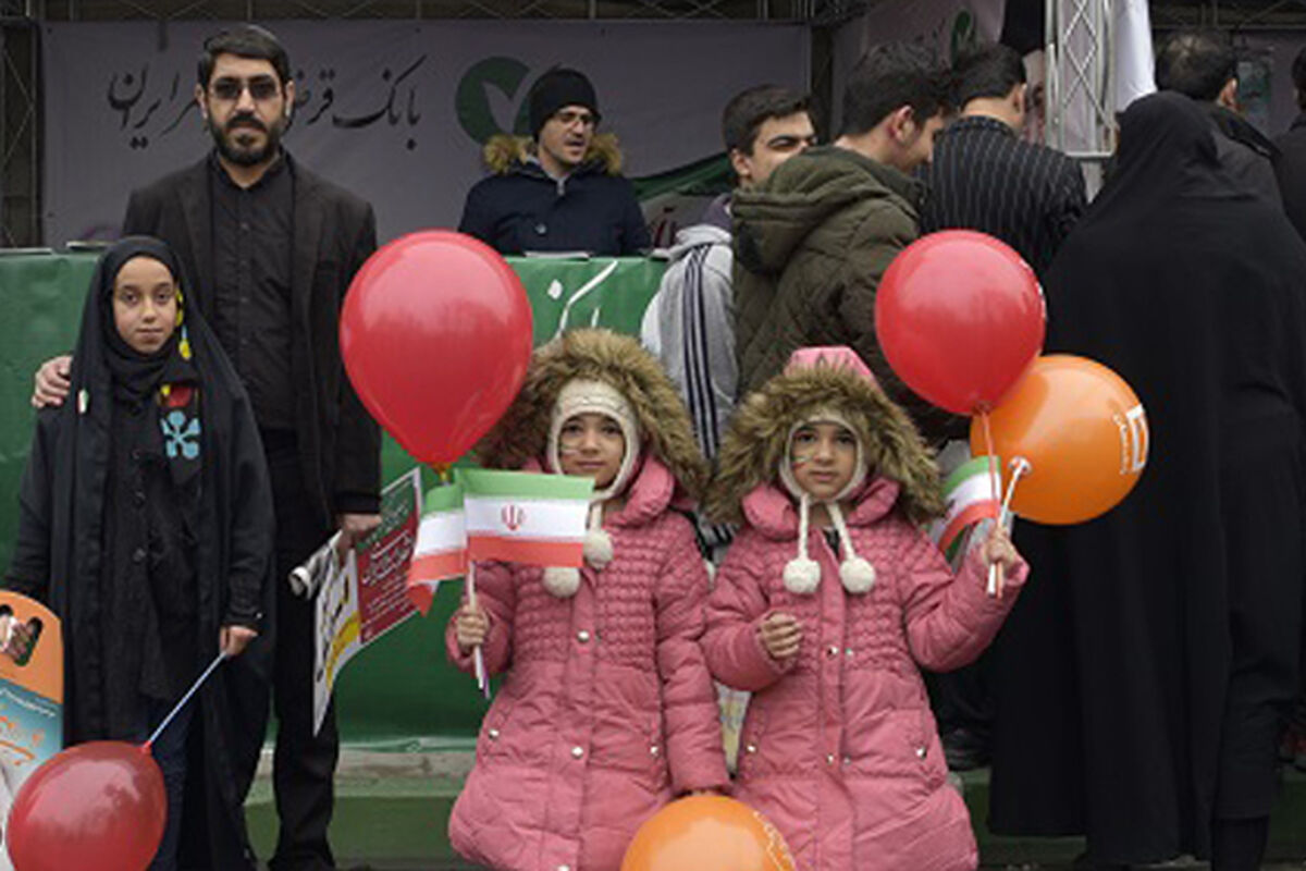حضور بانک قرض الحسنه مهر ایران در راهپیمایی پرشور ۲۲ بهمن1