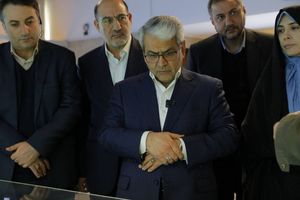 دبیر هیأت دولت از نمایشگاه دستاوردهای صنعت هسته‌ای بازدید کرد