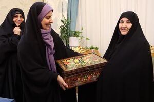 فرزانه صادق با خانواده شهید سردار شوشتری دیدار کرد