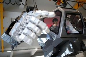 اولین ربات خلبان انسان‌نما رونمایی شد