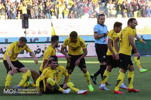 دیدار تیم های فوتبال سپاهان اصفهان و پارس جنوبی جم