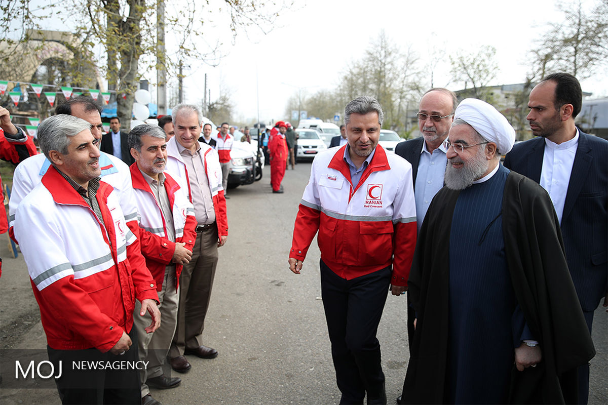 رییس جمهور وارد گیلان شد و با تلاشگران هلال احمر دیدار کرد