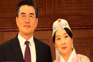 آوازخوانی سفیر کره جنوبی در باغ‌های انار قم! + فیلم