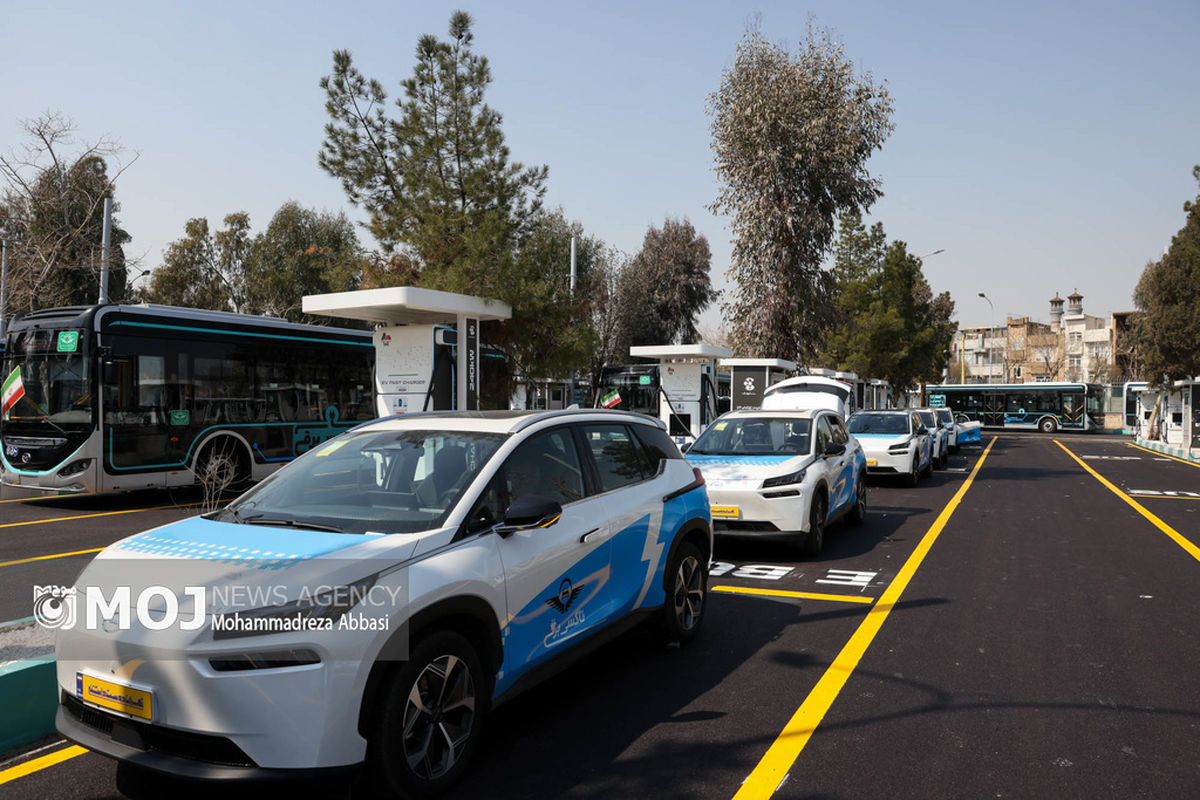 افتتاح ۳ ایستگاه شارژبرقی و رونمایی از تاکسی برخط