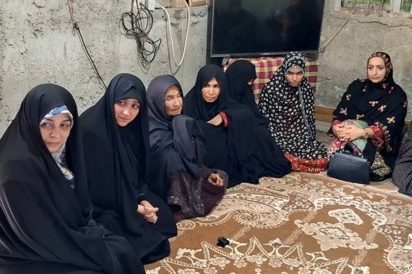 معاون رئیس‌جمهور در امور زنان و خانوداه با خانواده شهید خالد قادری در ایرانشهر دیدار کرد