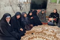 معاون رئیس‌جمهور در امور زنان و خانوداه با خانواده شهید خالد قادری در ایرانشهر دیدار کرد