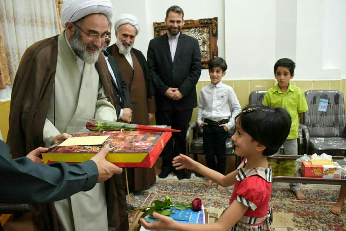 دیدار صمیمانه نماینده ولی‌فقیه در گیلان با ایتام سادات 