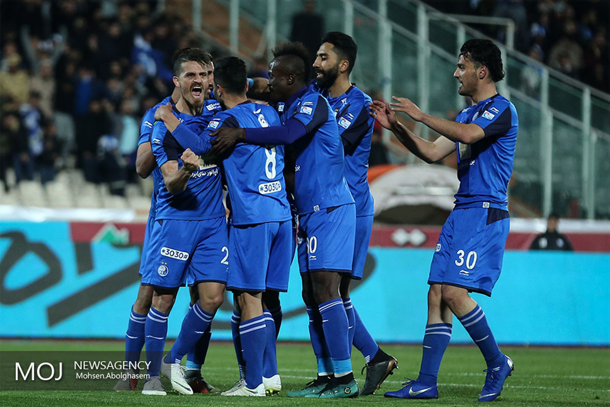 دیدار تیم های فوتبال استقلال تهران و ذوب آهن اصفهان