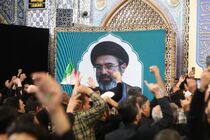 شور و بیعت زائران حرم مطهر رضوی همزمان با اعلام رهبر جدید در شب قدر