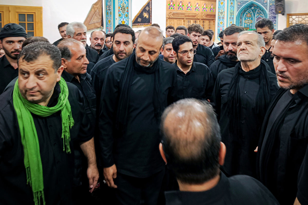 رئیس جمهور در آئین شام غریبان اردبیل